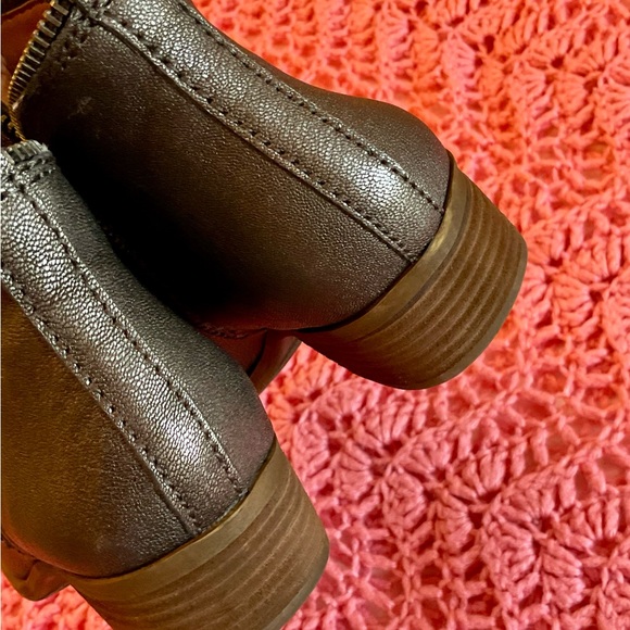 LUCKY BRAND Stylish Gray Ankle Boots - Picture 6 of 8